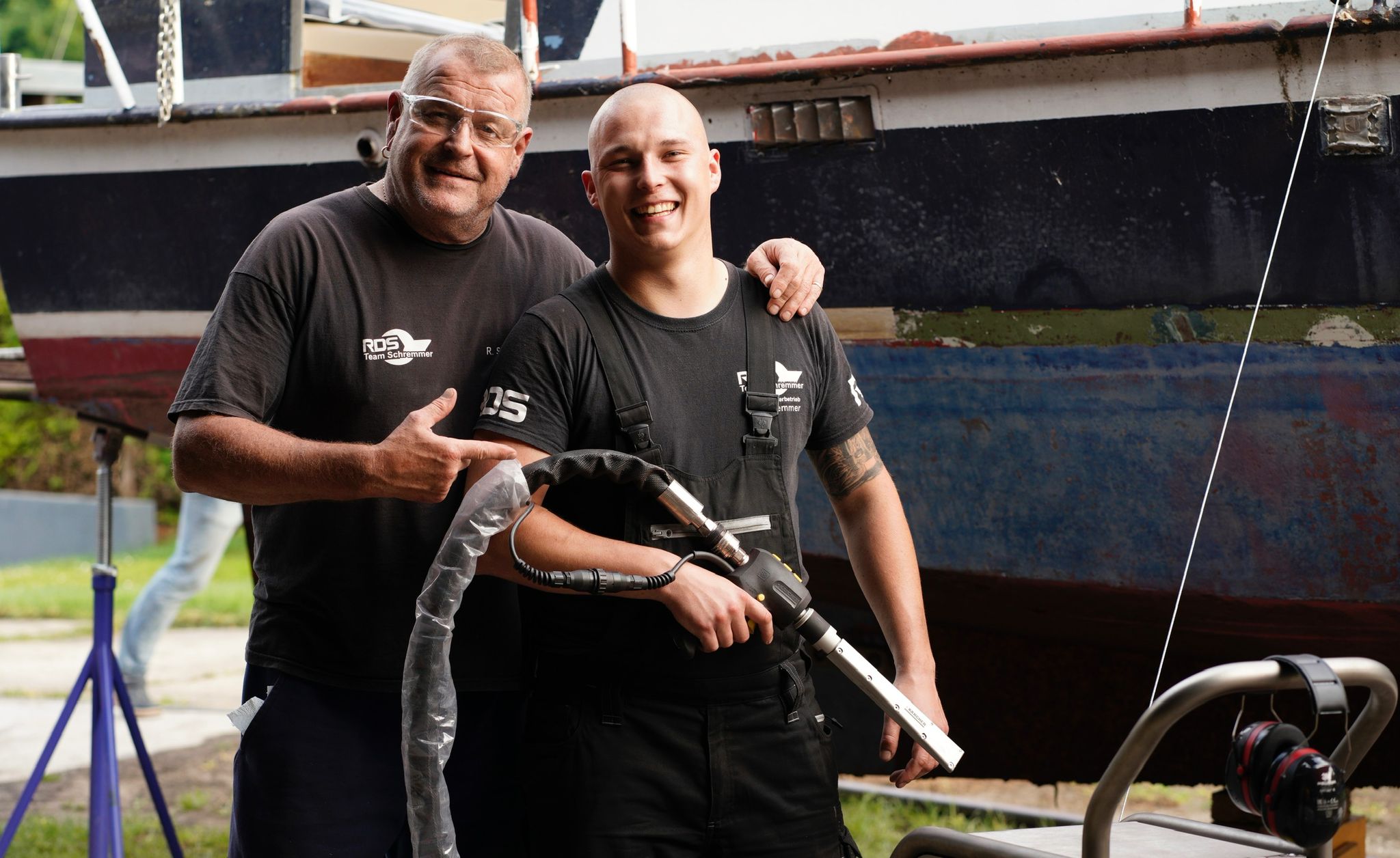 Ein Foto, dass das Team von RDS Eistrahlen vorstellt. Ralf Schremmer und Dominik Schremmer.